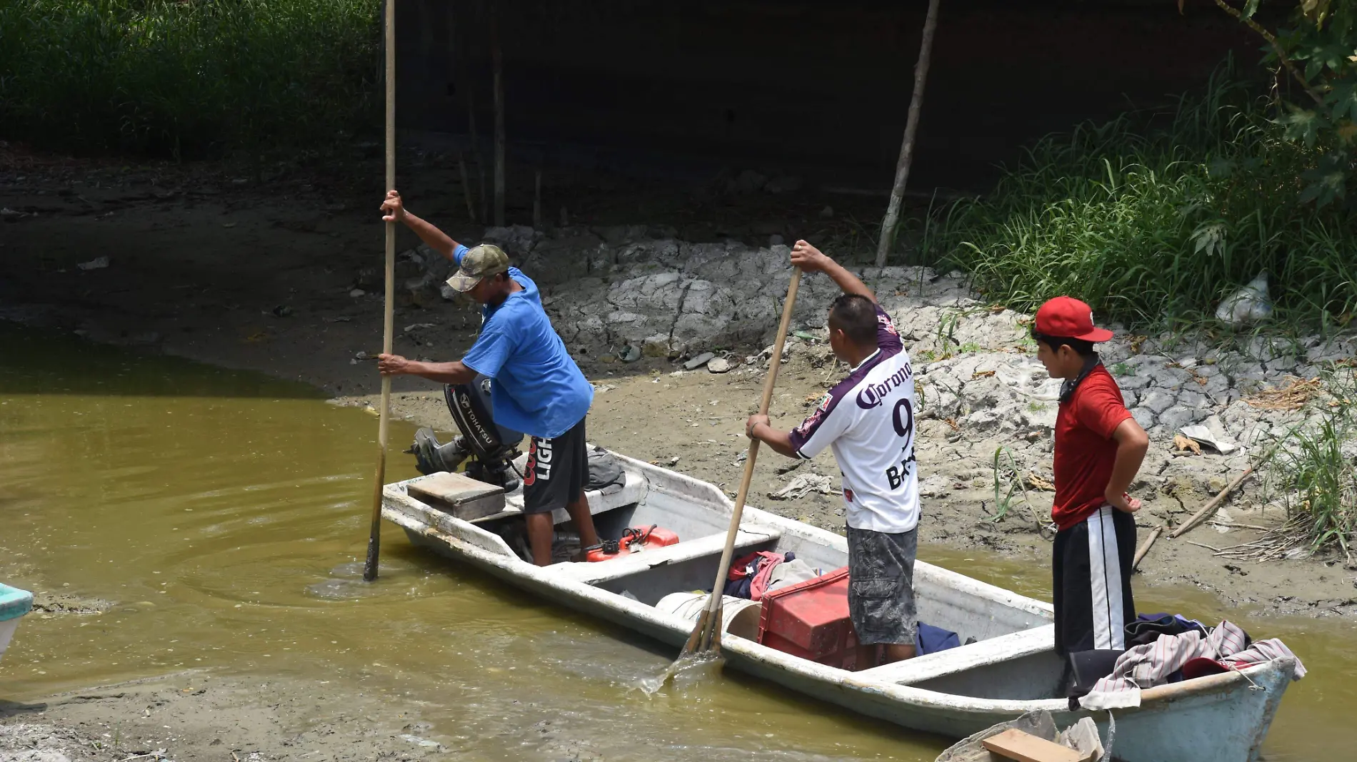 Lancheros tiene que remar para no dañar el motor de la lancha